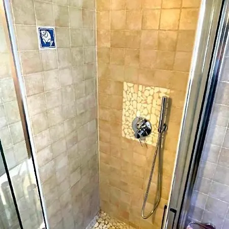 Casa Del Glicine - Monolocale Con Terrazzo Vista Sul Verde, Parcheggio Gratuito E Self Check-in *
